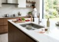 Nem granito, nem mármore: a nova alternativa para bancadas de cozinha que está ganhando espaço nas casas em 2026