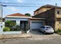 Morador aproveitou viagem do vizinho para construir uma garagem encostada na divisa e ultrapassa a altura do muro permitido em 1,5 metro; na volta, o vizinho prejudicado aciona a prefeitura por infração de posturas e exige a demolição da obra irregular