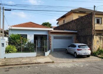 Morador aproveitou viagem do vizinho para construir uma garagem encostada na divisa e ultrapassa a altura do muro permitido em 1,5 metro; na volta, o vizinho prejudicado aciona a prefeitura por infração de posturas e exige a demolição da obra irregular