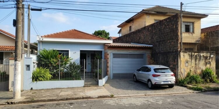 Morador aproveitou viagem do vizinho para construir uma garagem encostada na divisa e ultrapassa a altura do muro permitido em 1,5 metro; na volta, o vizinho prejudicado aciona a prefeitura por infração de posturas e exige a demolição da obra irregular