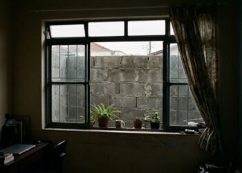 Morador constrói um segundo andar colado ao muro da divisa, cobrindo totalmente as janelas da casa ao lado e deixando a residência vizinha sem luz natural e ventilação