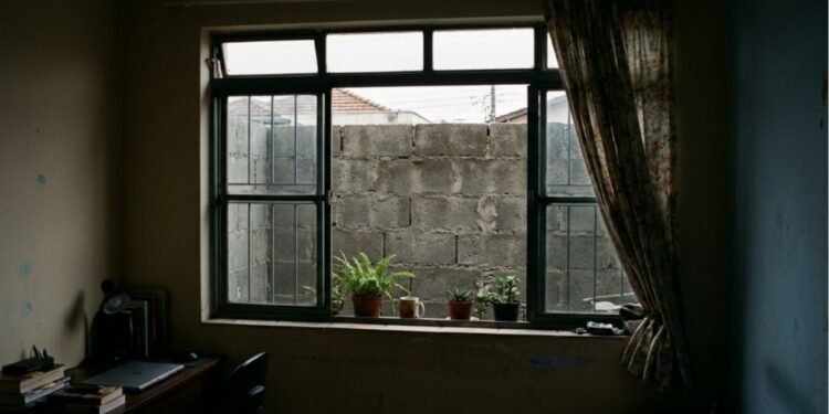 Morador constrói um segundo andar colado ao muro da divisa, cobrindo totalmente as janelas da casa ao lado e deixando a residência vizinha sem luz natural e ventilação