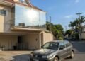 Morador instalou fechamento de varanda com vidros espelhados para bloquear o sol, o reflexo concentrado queima a pintura do carro do vizinho parado na garagem ao lado e a disputa vai parar no Juizado Especial Cível