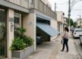 Morador instalou portão eletrônico basculante que projeta 1 metro para fora da calçada ao abrir, atingindo pedestres que passam pelo local; a prefeitura aplica multa e notifica o proprietário para alterar o mecanismo de abertura por risco de acidentes