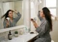 O que fazer depois do banho à noite para evitar que o cabelo acorde pesado e sem forma