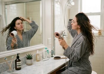 O que fazer depois do banho à noite para evitar que o cabelo acorde pesado e sem forma