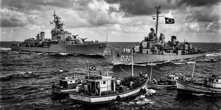 O conflito diplomático bizarro em que o Brasil enviou navios de guerra para impedir que pescadores franceses capturassem lagostas no oceano