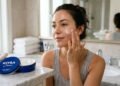 Os cosmetologistas concordam: “Esta é a forma correta de aplicar o creme Nivea da latinha azul”