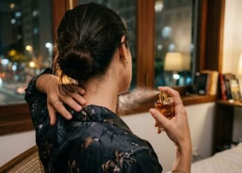 3 perfumes árabes femininos que deixam um rastro marcante e fazem o cheiro durar a noite inteira