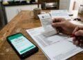 Trabalhador comete erro de digitação ao transferir R$ 3.500 do acerto trabalhista via PIX para desconhecido, o destinatário se recusa a devolver alegando que “dinheiro caindo na conta é presente” e o caso vira processo criminal por apropriação indébita com risco de até 1 ano de prisão
