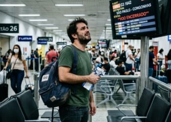 Passageiro perde voo internacional por atraso de 40 minutos na conexão e companhia aérea recusa hospedagem alegando mau tempo