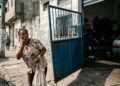 Dono de oficina instala portão eletrônico que invade 1,20 metro da calçada ao abrir e é notificado pela prefeitura após risco de acidente