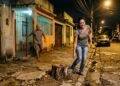 Morador corta árvore no quintal e deixa cepo e raízes de 30 cm salientes na calçada sem qualquer sinalização, pedestres sofrem quedas graves à noite e Prefeitura exige remoção total do toco e regularização do piso