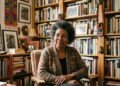 "O amor é uma ação, nunca simplesmente um sentimento": A frase de bell hooks que explica por que discursos vazios não conseguem sustentar relacionamentos longos