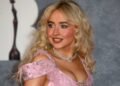 Citação do dia de Sabrina Carpenter: “Parte da vida é aprender a rir dos momentos desconfortáveis.”