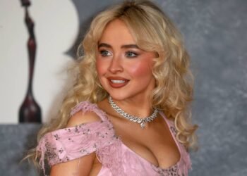 Citação do dia de Sabrina Carpenter: “Parte da vida é aprender a rir dos momentos desconfortáveis.”