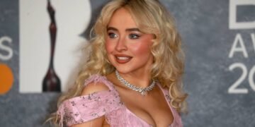 Citação do dia de Sabrina Carpenter: “Parte da vida é aprender a rir dos momentos desconfortáveis.”