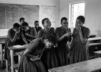 A histeria coletiva bizarra que começou em uma escola, contagiou milhares de pessoas e causou uma epidemia incontrolável de risos na África