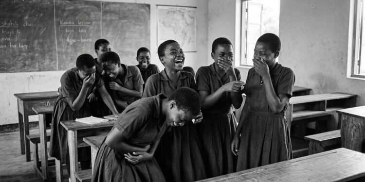 A histeria coletiva bizarra que começou em uma escola, contagiou milhares de pessoas e causou uma epidemia incontrolável de risos na África