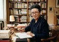 A reflexão de Simone de Beauvoir sobre opressão ajuda a entender por que colegas passam a cobrar uns aos outros no trabalho
