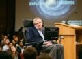 A reflexão de Stephen Hawking, deixou um alerta sobre a ilusão: “O pior inimigo do conhecimento não é a ignorância, mas sim a ilusão do conhecimento.”