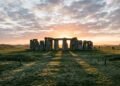 Qual era o propósito de Stonehenge e por que o local reunia mortos, festas, rituais e pessoas em busca de cura