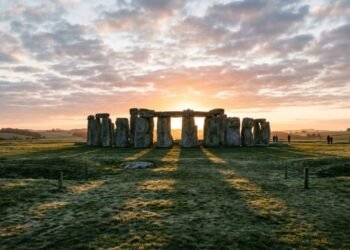 Qual era o propósito de Stonehenge e por que o local reunia mortos, festas, rituais e pessoas em busca de cura