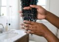 Adeus, frizz nos cabelos cacheados: a técnica de fitagem no fio molhado e uso de fronha de cetim para definir a curvatura natural