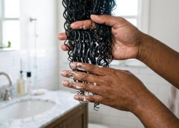 Adeus, frizz nos cabelos cacheados: a técnica de fitagem no fio molhado e uso de fronha de cetim para definir a curvatura natural