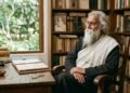 A citação de Rabindranath Tagore, escritor e filósofo indiano: “A felicidade chega mais facilmente àqueles que sabem apreciar as coisas simples do que àqueles que perseguem incessantemente o extraordinário.”
