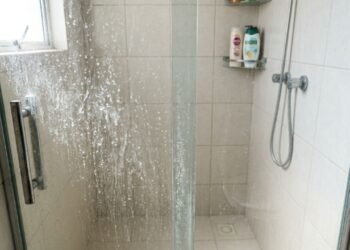 Um engenheiro químico explica como limpar o vidro do chuveiro: "Os produtos de limpeza convencionais geralmente removem bem os resíduos orgânicos, mas não os inorgânicos"