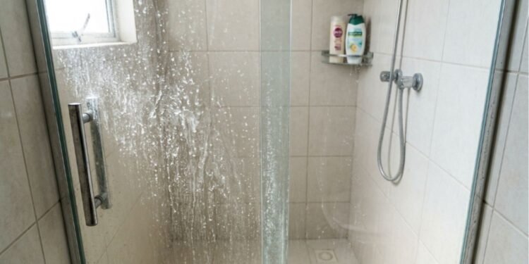 Um engenheiro quĂmico explica como limpar o vidro do chuveiro: "Os produtos de limpeza convencionais geralmente removem bem os resĂduos orgânicos, mas nĂŁo os inorgânicos"
