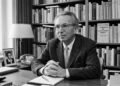 Viktor Frankl, psiquiatra e criador da Logoterapia: “O homem não apenas existe, mas sempre decide o que será sua existência, o que ele se tornará.”