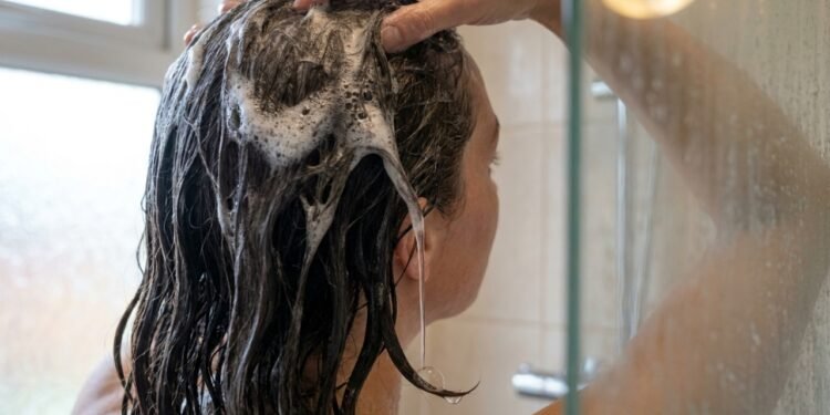 Onde aplicar shampoo para evitar o ressecamento