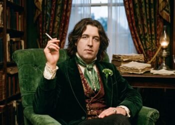 Oscar Wilde, escritor e poeta irlandês: “Um homem pode viver feliz com qualquer mulher, desde que não a ame.”