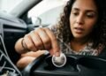 Ex-namorado instala rastreador no carro da vítima e acompanha seus trajetos sem autorização: mulher descobre dispositivo após alertas no celular e polícia registra ocorrência pelo crime de perseguição previsto no Artigo 147-A do Código Penal.