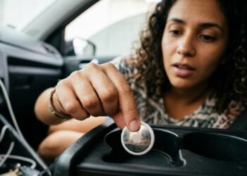 Ex-namorado instala rastreador no carro da vítima e acompanha seus trajetos sem autorização: mulher descobre dispositivo após alertas no celular e polícia registra ocorrência pelo crime de perseguição previsto no Artigo 147-A do Código Penal.