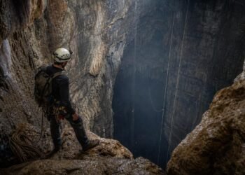 A caverna mais profunda conhecida desce mais de 2 quilômetros, mas levou décadas de expedições para revelar seu fundo