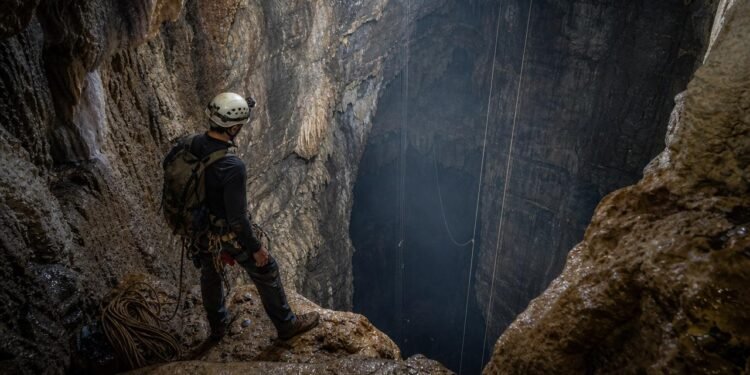 A caverna mais profunda conhecida desce mais de 2 quilômetros, mas levou décadas de expedições para revelar seu fundo