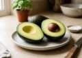 O lugar certo para guardar abacate verde e fazer a fruta amadurecer sem perder a textura cremosa