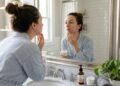 Dermatologista explica por que algumas mulheres apresentam acne depois dos 30 anos