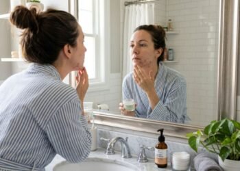 Dermatologista explica por que algumas mulheres apresentam acne depois dos 30 anos