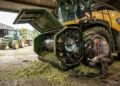 Pequeno pecuarista compra picadeira de forragem seminova por R$ 14 mil para preparar a silagem do gado no período de seca, o motor trava no segundo dia de uso devido a dentes moídos na engrenagem interna e o revendedor recusa o conserto
