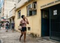 Condomínio multa morador em R$ 2.200 por instalar ar-condicionado com dreno pingando na fachada do edifício