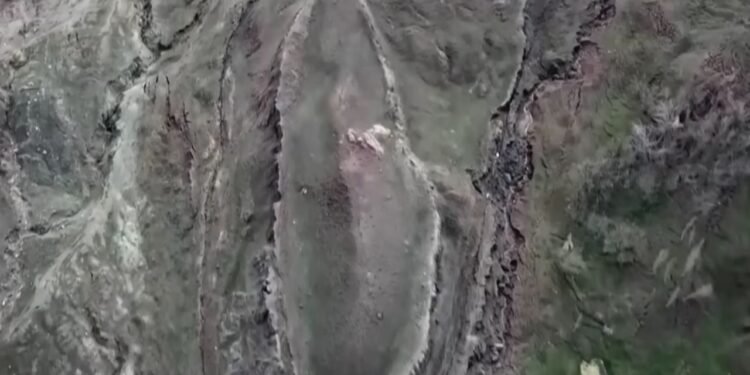 As leituras apontaram diversas camadas internas paralelas que não seguem o padrão comum de rochas maciças da região. // Foto: captura de vídeo / Canal History Brasil
