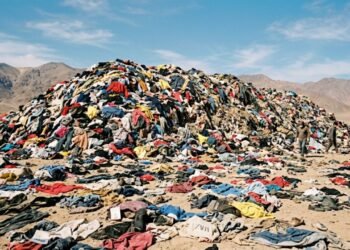 Deserto do Atacama abriga montanha de 60 mil toneladas de roupas que pode ser identificada do espaço