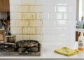 Gordura nos azulejos da cozinha: o método rápido que evita horas de faxina