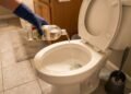 Despejar vinagre no vaso sanitário uma vez por semana: para que serve, quais os benefícios e quando é melhor não usar