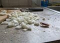 Se você tem baratas em casa, não compre veneno: você pode eliminá-las usando cebola picada