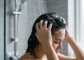 Gabriel Llano, cabeleireiro: “Quanto mais comprido o cabelo, mais tempo o shampoo precisa agir. Recomendo deixá-lo agir entre 1 e 3 minutos.”